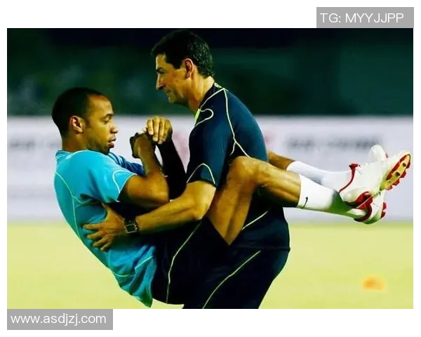 足球明星强吻女记者事件引发热议引关注背后真相曝光